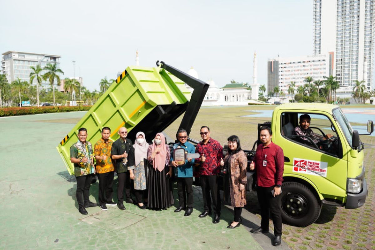 Pemkot Batam terima bantuan satu truk angkut sampah dari Pasar Modal Indonesia
