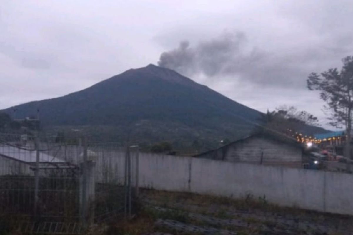 Gunung Kerinci  kembali mengalami erupsi selama 13 menit