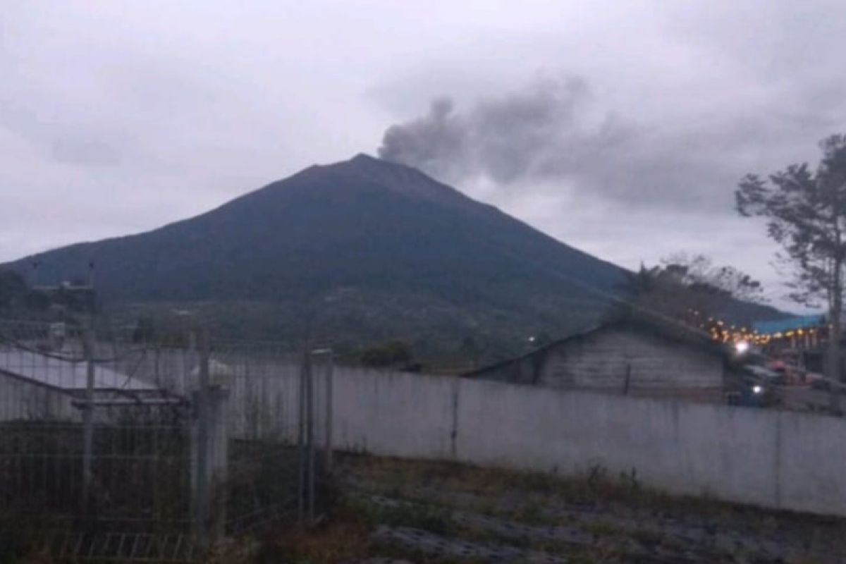 Gunung Kerinci  kembali erupsi selama 13 menit Kamis pagi