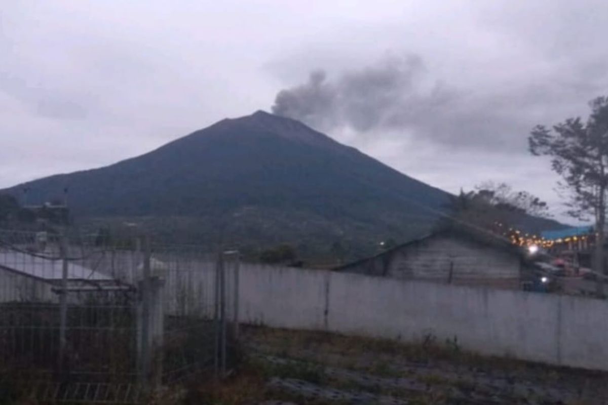 Gunung Kerinci kembali mengalami erupsi selama 13 menit