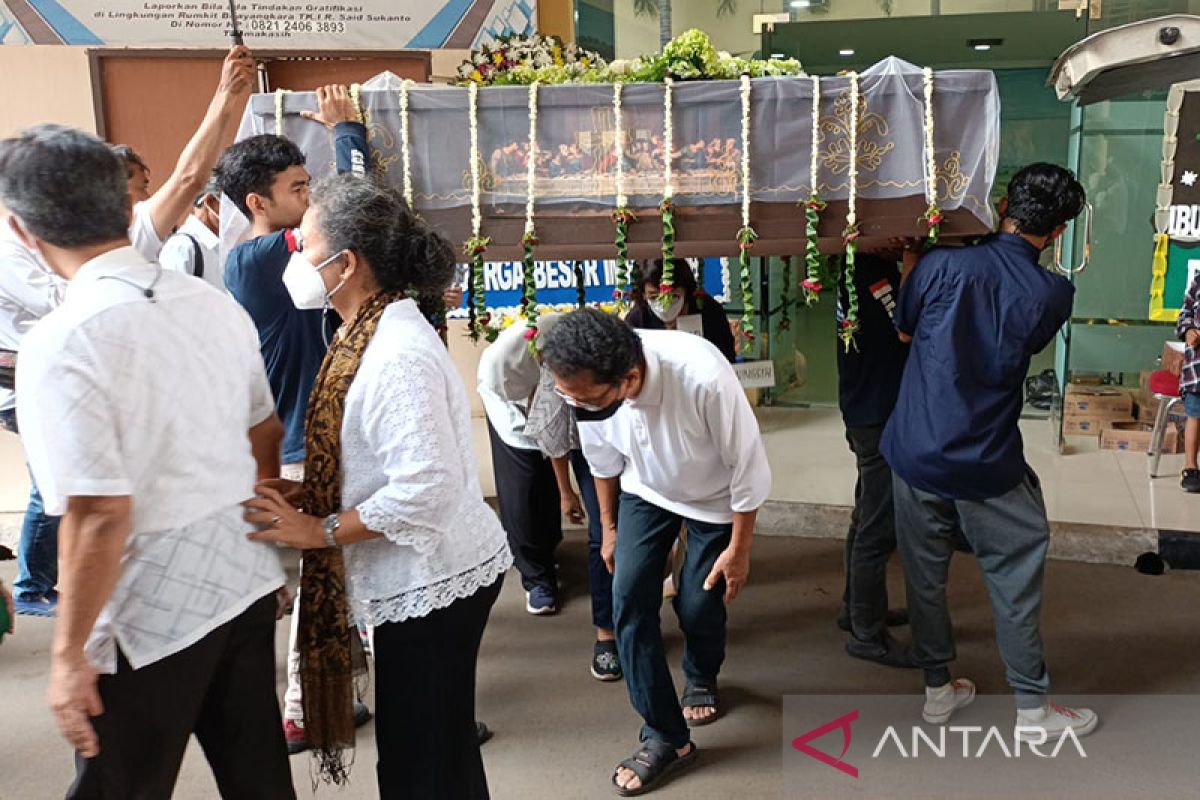 Keluarga lakukan tradisi "brobosan" sebelum pemakaman Angela