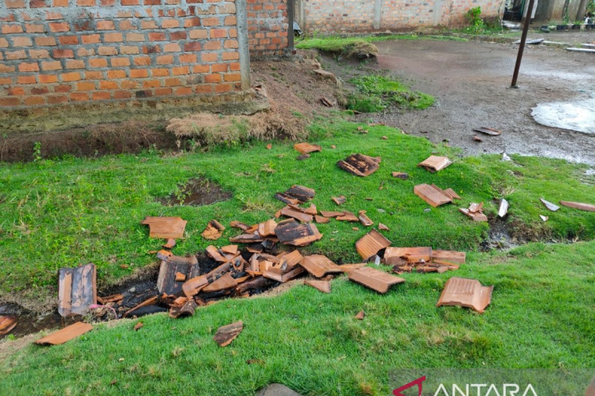 Akibat hujan es, belasan rumah warga di OKU Selatan rusak