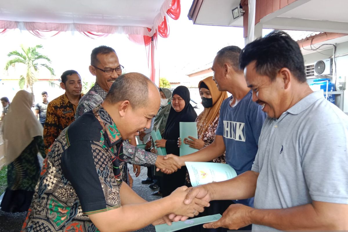 Wali Kota Pangkalpinang-BPN serahkan sertifikat program PTSL di Kecamatan Bukit Intan