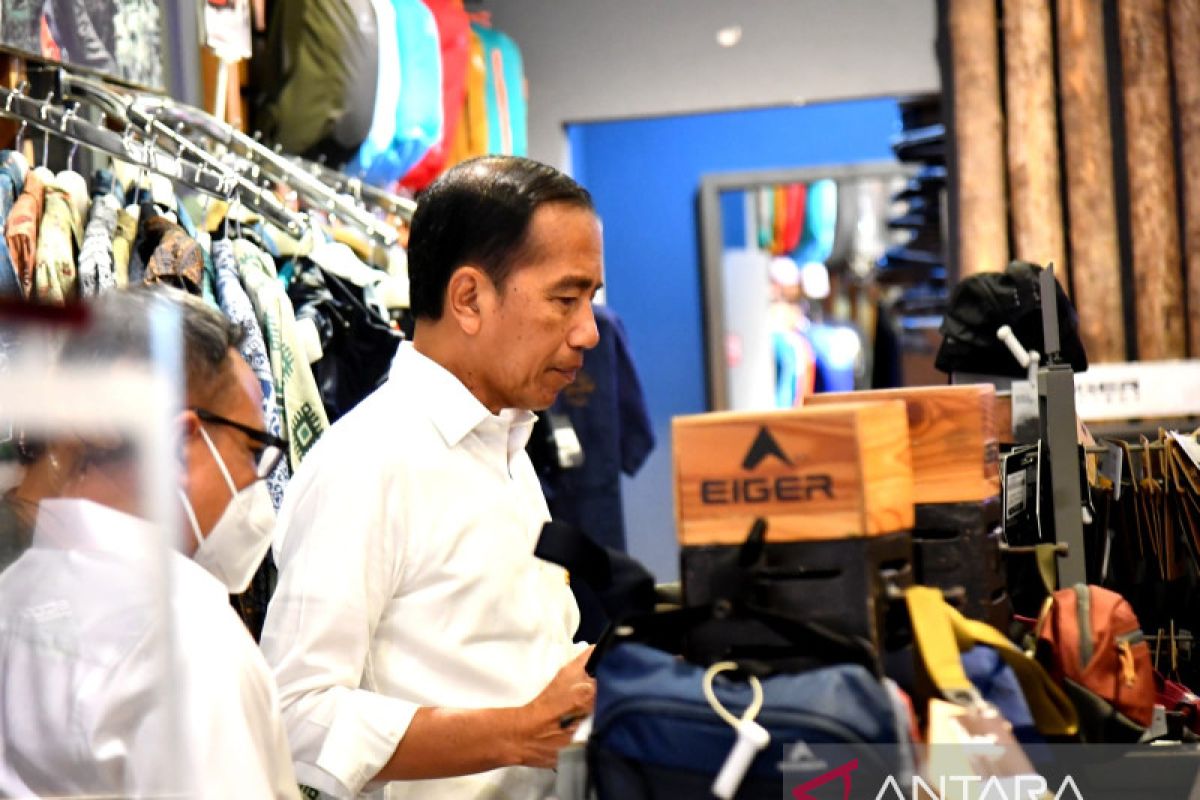 Jokowi keliling Kota Kasablanka cek aktivitas usai PPKM berakhir
