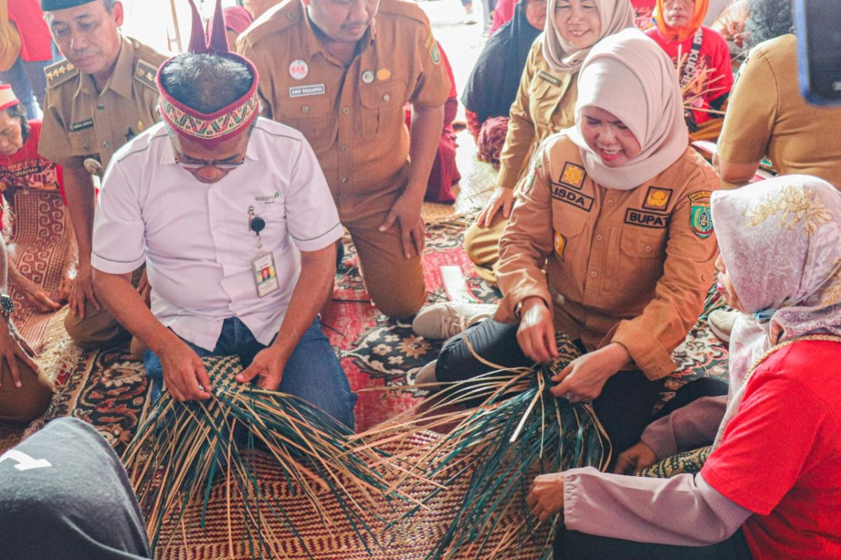 Adaro initiates first weaving festival in South Barito