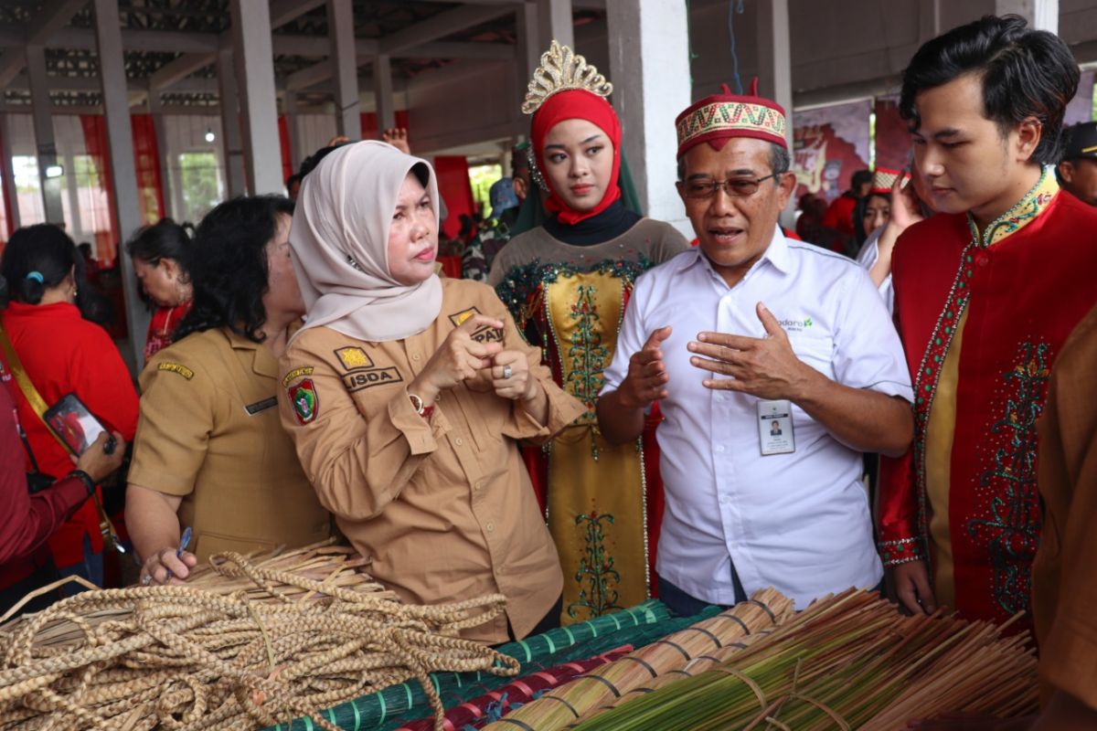 Adaro inisiasi festival anyaman pertama di Barsel