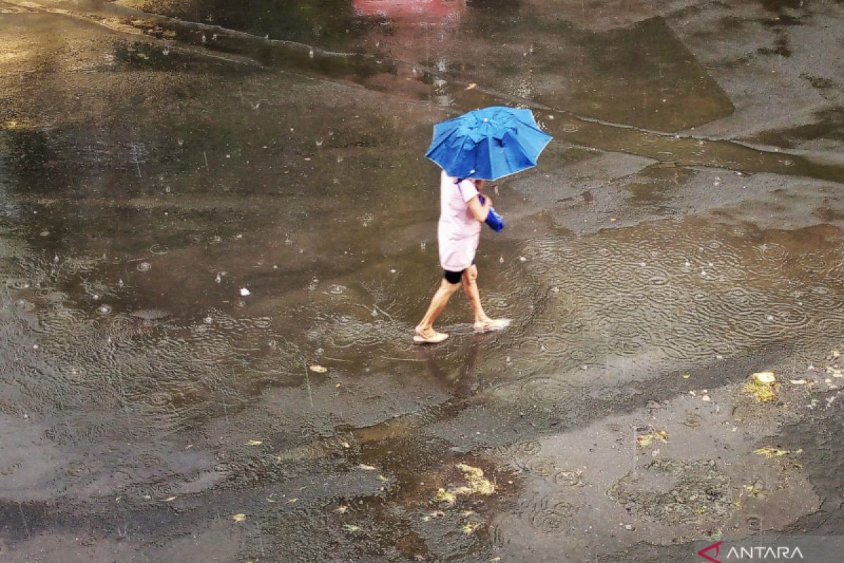 Masyarakat diimbau waspadai hujan di mayoritas kota besar Tanah Air