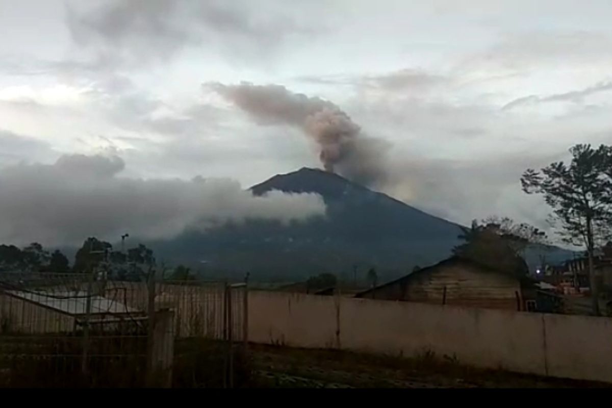 Semburan abu gunung Kerinci semakin tinggi capai 1.200 meter