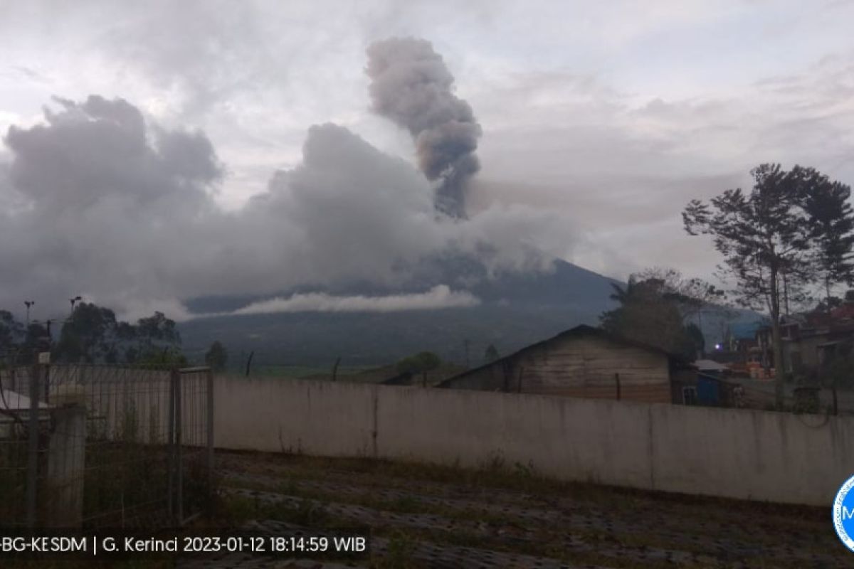 Gunung Kerinci erupsi lontarkan abu setinggi 1.200 meter