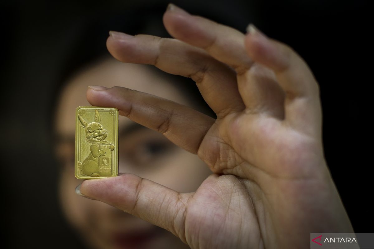 Harga emas menguat 0,67 persen ke angka Rp1.042.000 per gram