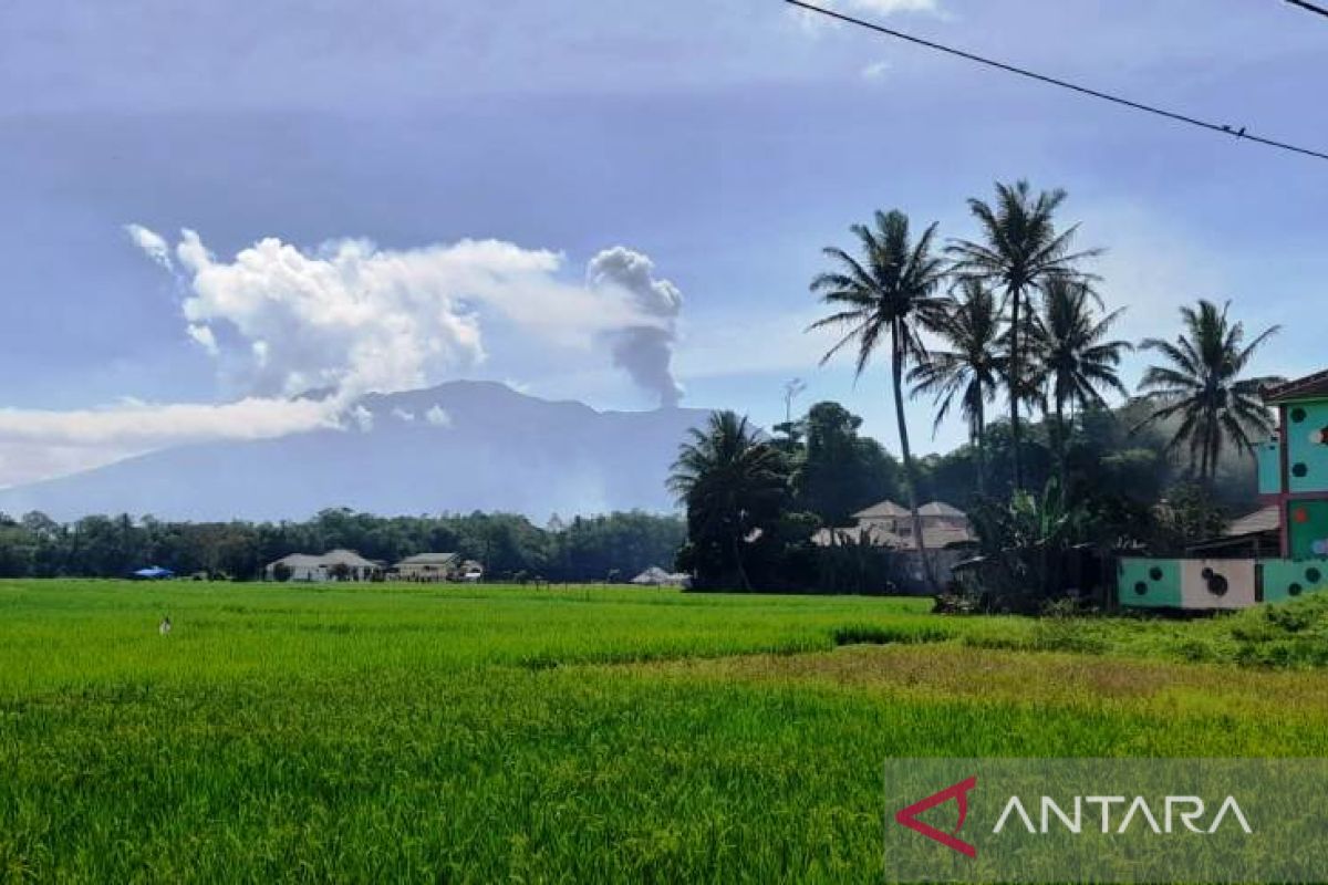 Gunung Marapi erupsi lagi, lontarkan abu setinggi 1 kilometer