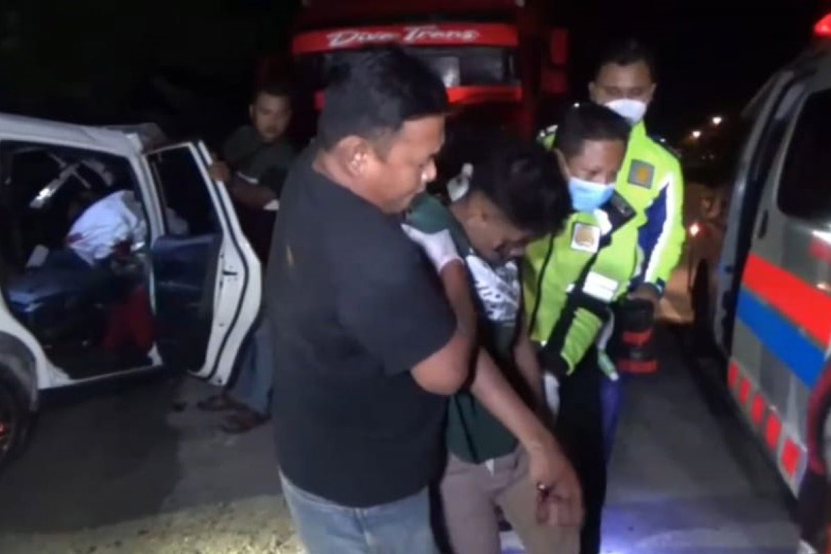 Lima orang tewas akibat Mobilio tabrak truk tronton parkir di Ngawi