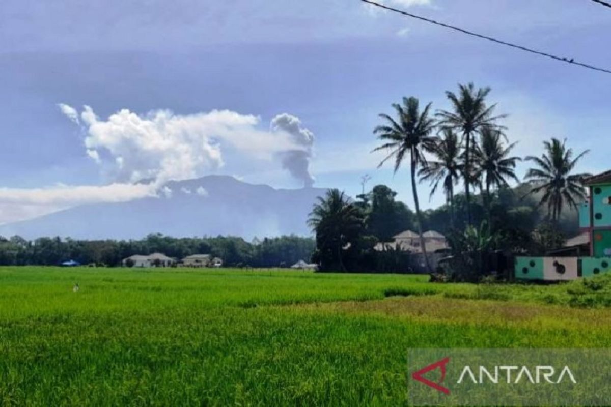 Gunung Marapi Sumbar erupsi lagi lontarkan abu setinggi 1 kilometer dari puncak