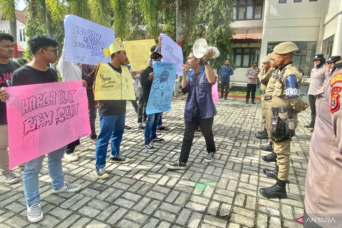 Mahasiswa berunjuk rasa do Kantor Bupati Aceh Barat