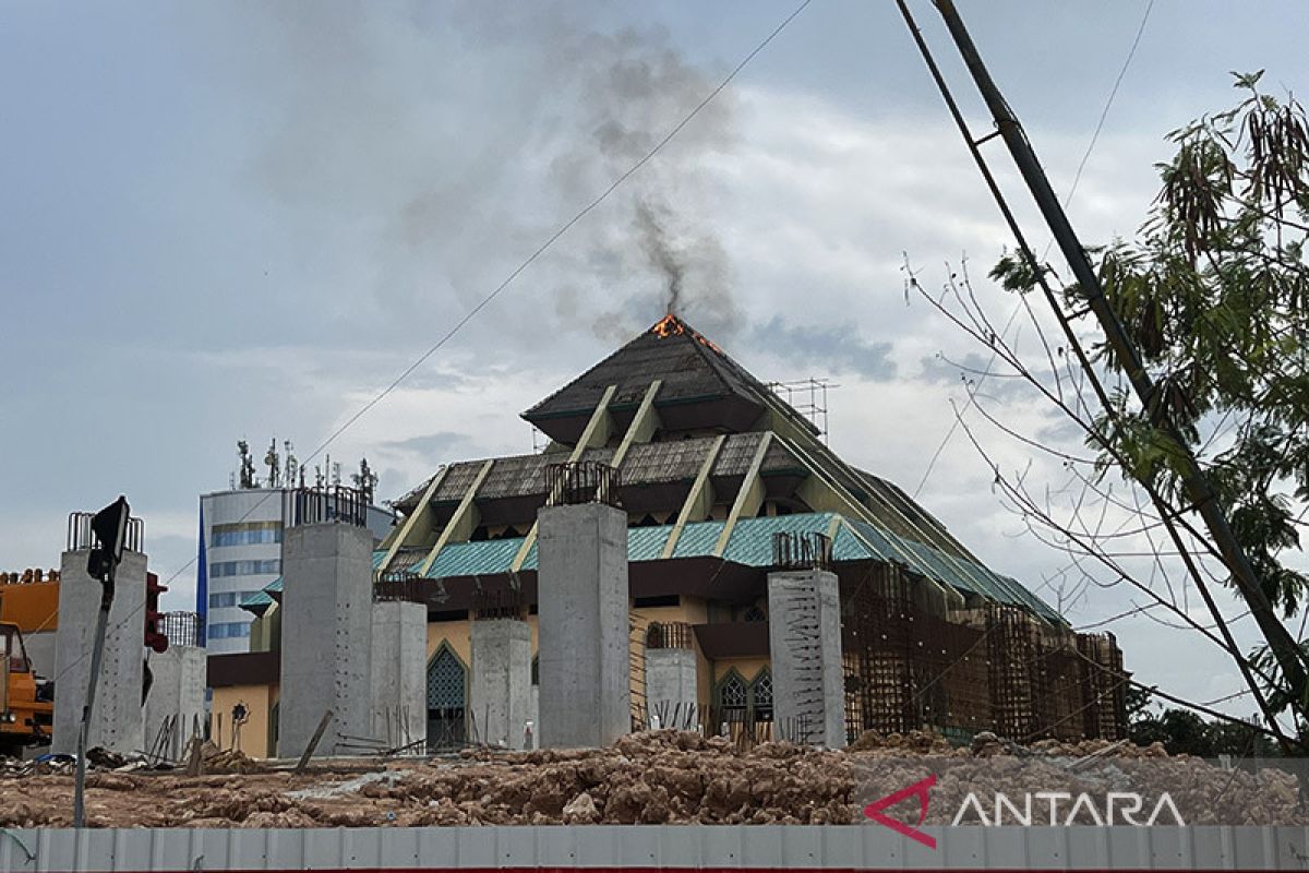 Atap Masjid Agung Batam terbakar, diduga berasal dari percikan api las