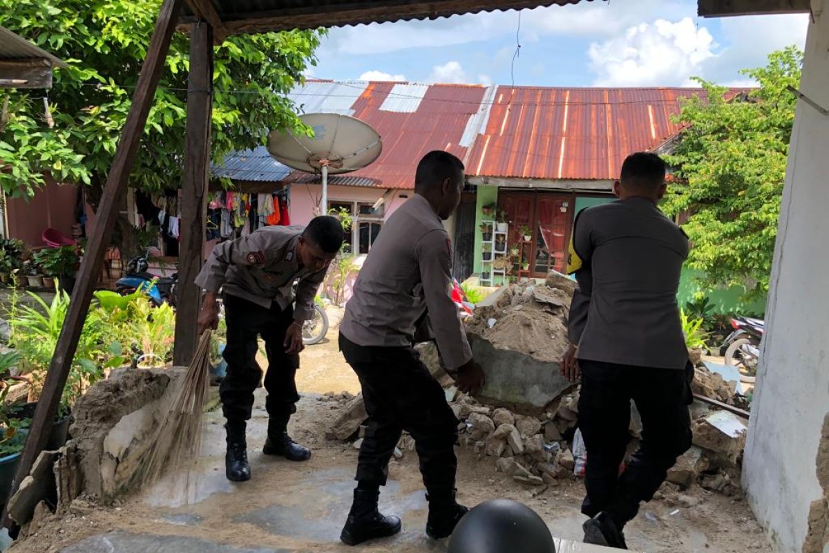 Polres KKT bantu warga korban gempa bersihkan puing rumah rusak, kepedulian sosial