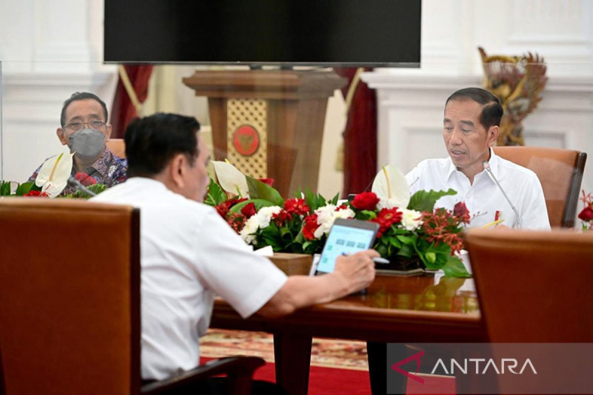 Jokowi minta jajarannya fokus APBN 2023 pada lapangan kerja dan entas kemiskinan