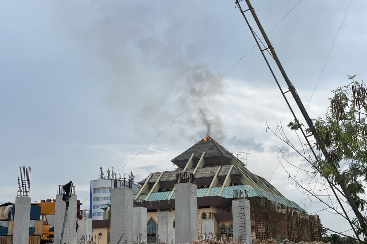 6 unit damkar tangani kebakaran atap Masjid Agung Batam