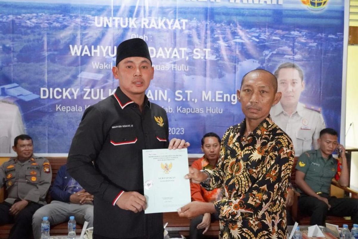 Warga Selimbau terima 816 sertifikat tanah dari pemerintah