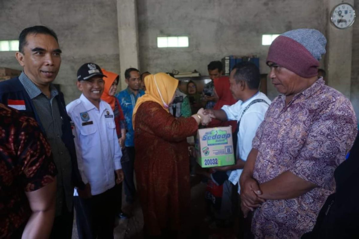 Pemkab Lombok Barat membantu nelayan di kawasan wisata Senggigi