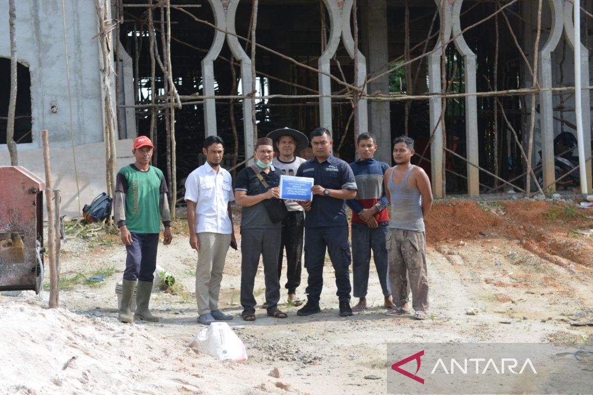 Percepat Pembangunan Masjid Uswatun Hasanah di Desa Jelutung, PT Timah Tbk Serahkan Bantuan