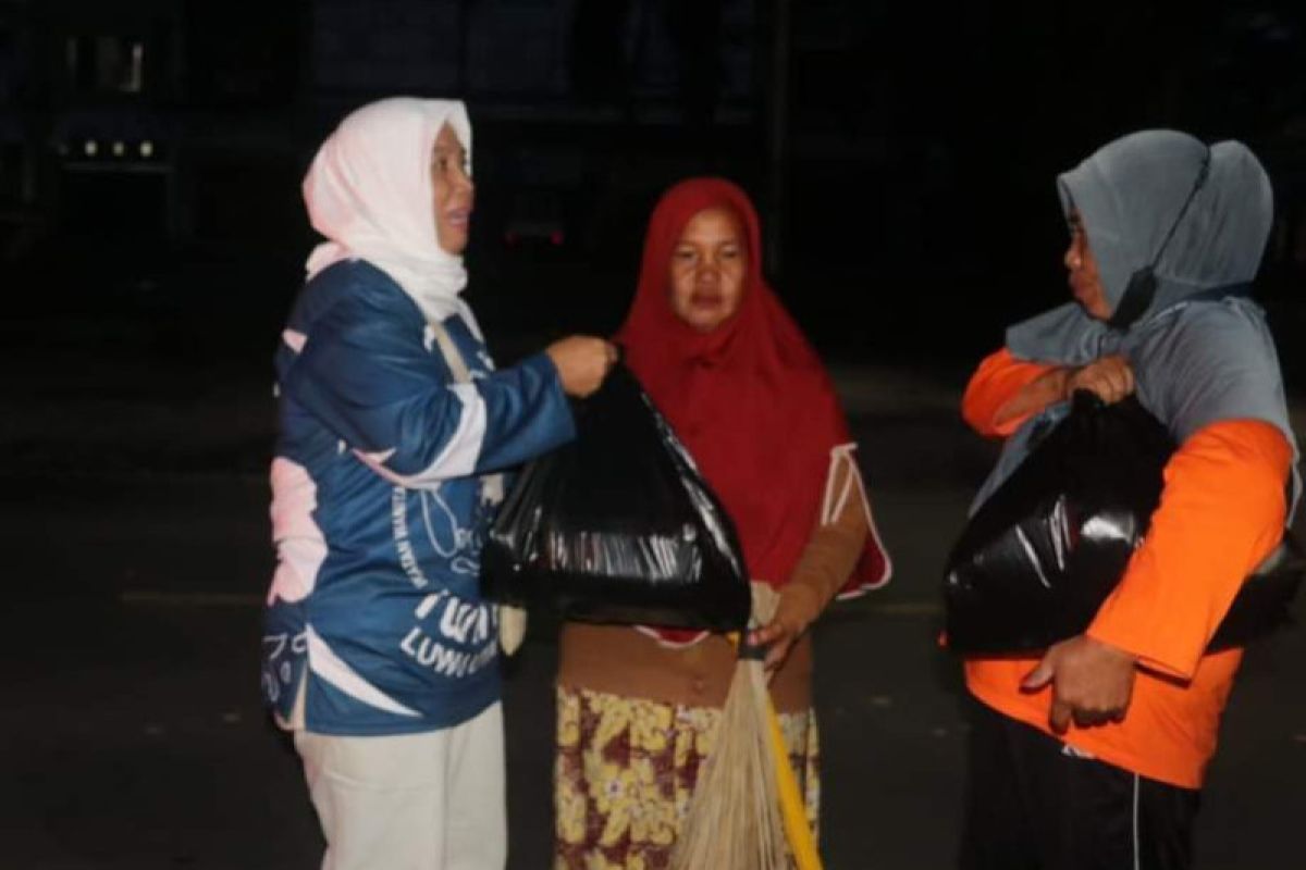 Pemerhati perempuan santuni penyapu jalan di Luwu Utara Sulsel