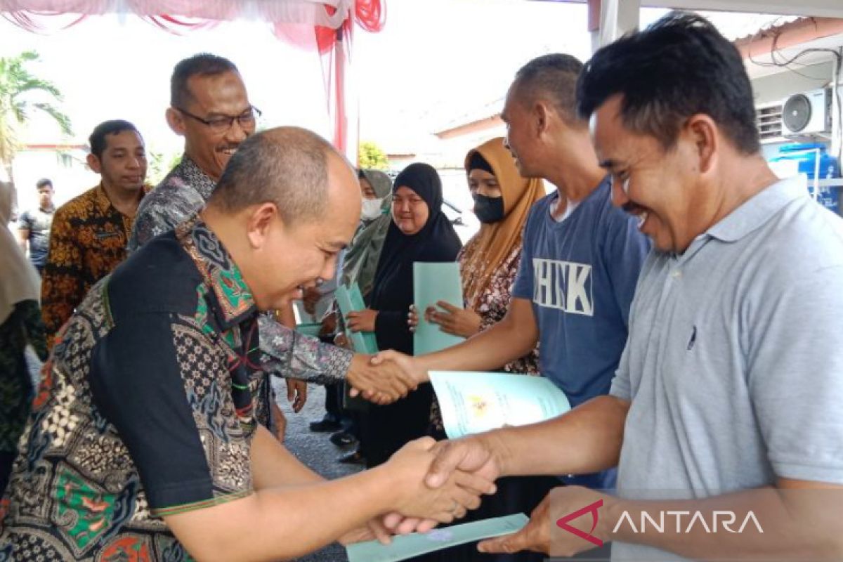 Pemkot Pangkalpinang menyerahkan 1.317 sertifikat tanah di Bukitintan