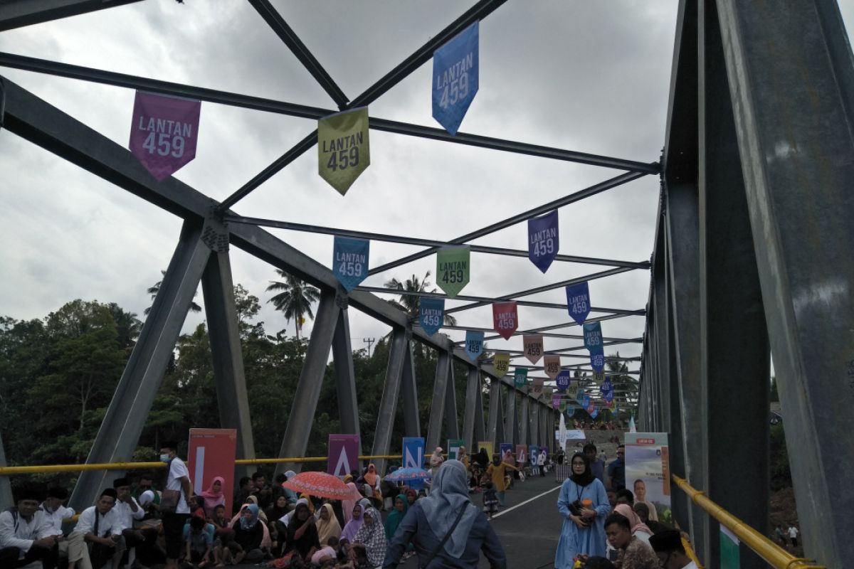 Bupati Lombok Tengah meresmikan jembatan dari dana pinjaman PT SMI