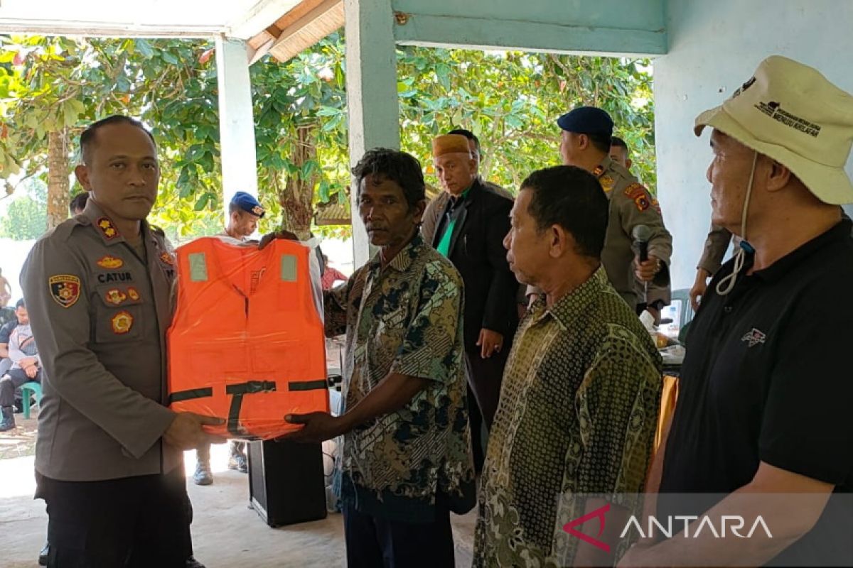 Kapolres Bangka Barat gelar Jumat Curhat bersama nelayan Kundi