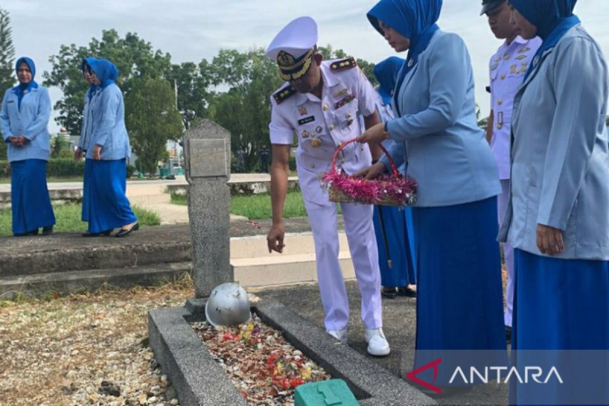 Lanal Kendari berziarah ke makam pahlawan peringati Hari Dharma Samudera