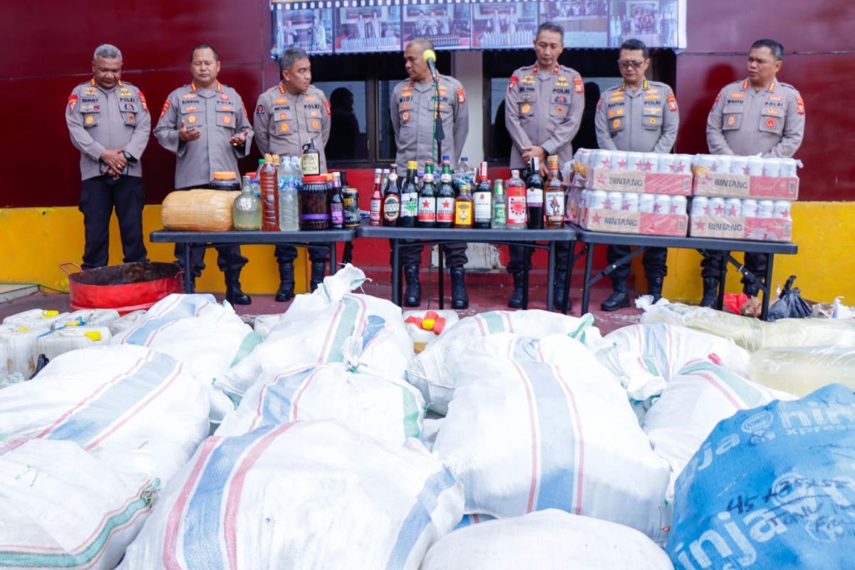 Polda Malut musnahkan ribuan botol minuman keras