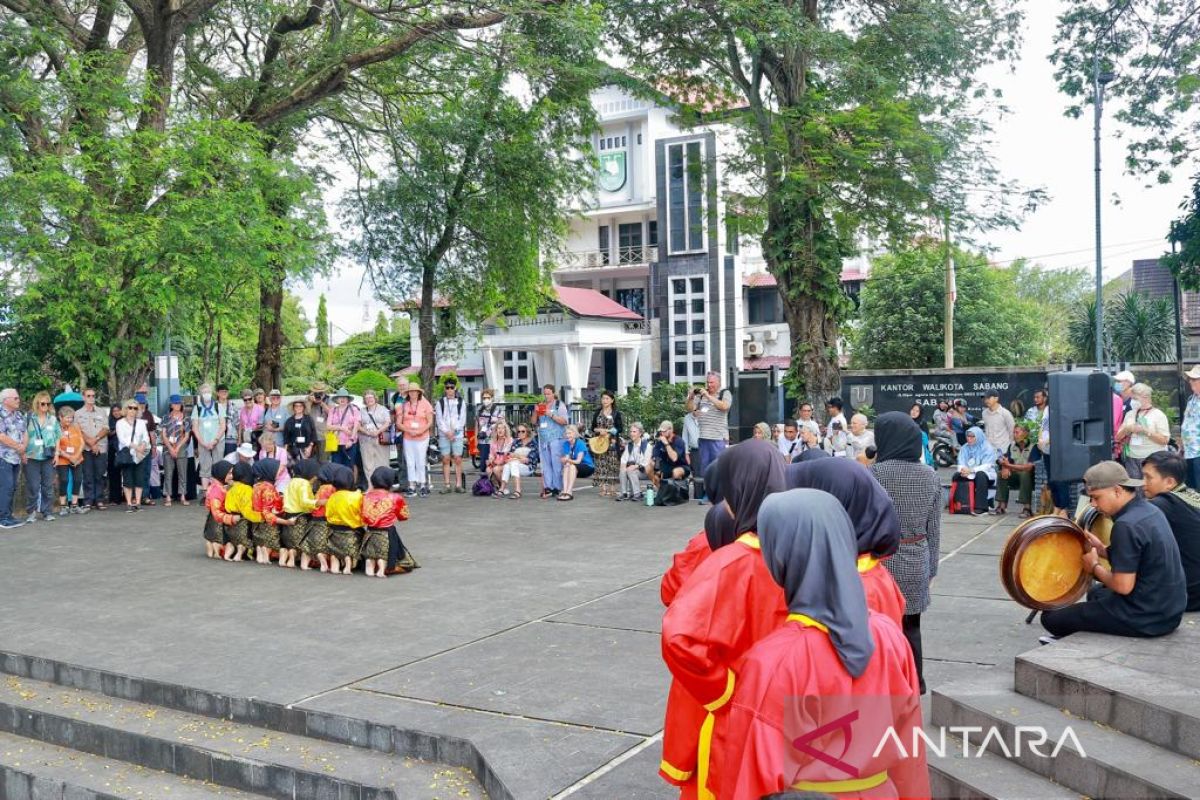 Kapal Pesiar MV Coral Geographer perdana bersandar di Sabang