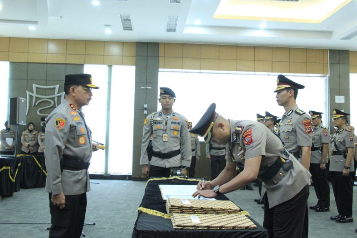 Kapolda Lantik Sejumlah Pejabat Utama Dan Kapolres Di Sumbar - ANTARA ...