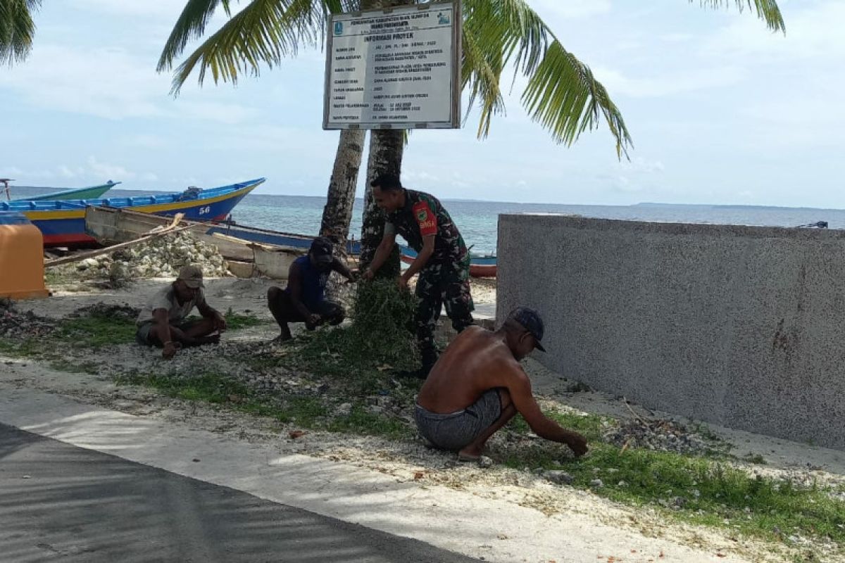 Koramil 1708-01/Biak Timur ajak warga gotong royong bersihkan jalan