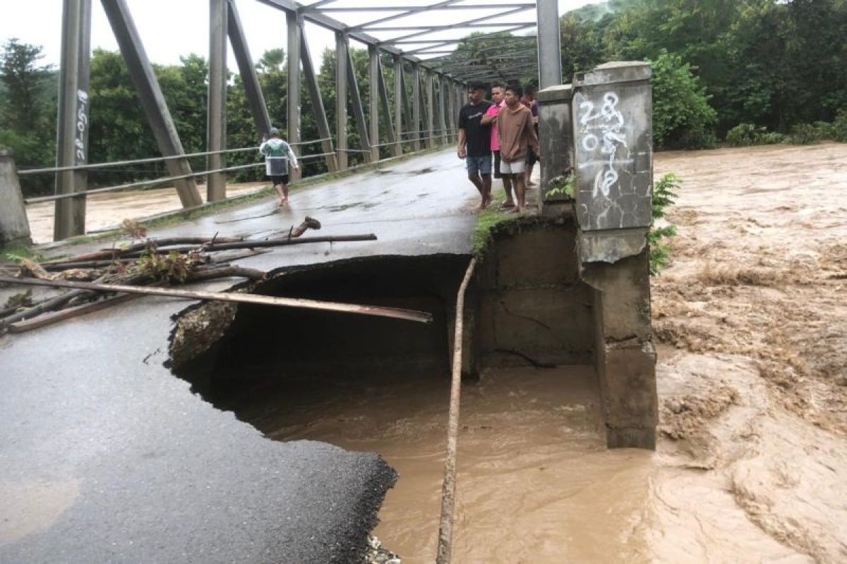 Empat jembatan di Kabupaten Kupang rusak akibat terjangan banjir bandang