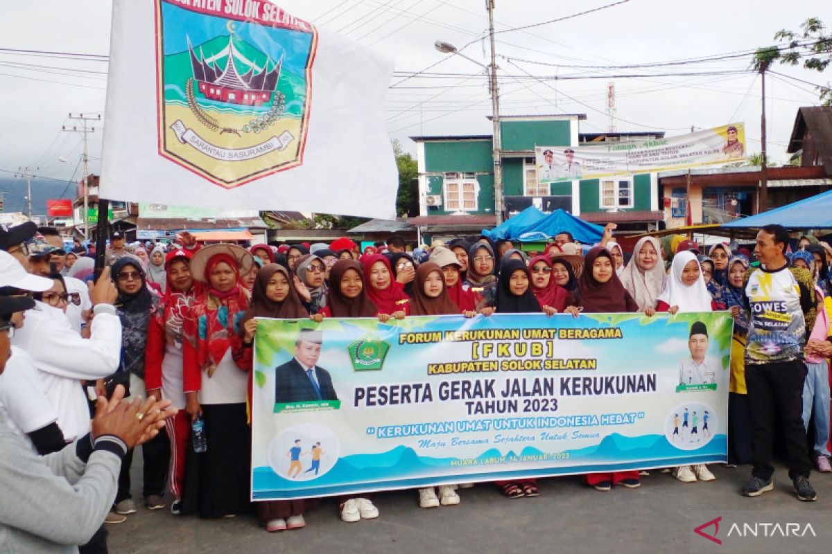 Ribuan insan Kemenag Solok Selatan ikuti gerak jalan Kerukunan Umat Untuk Indonesia Hebat