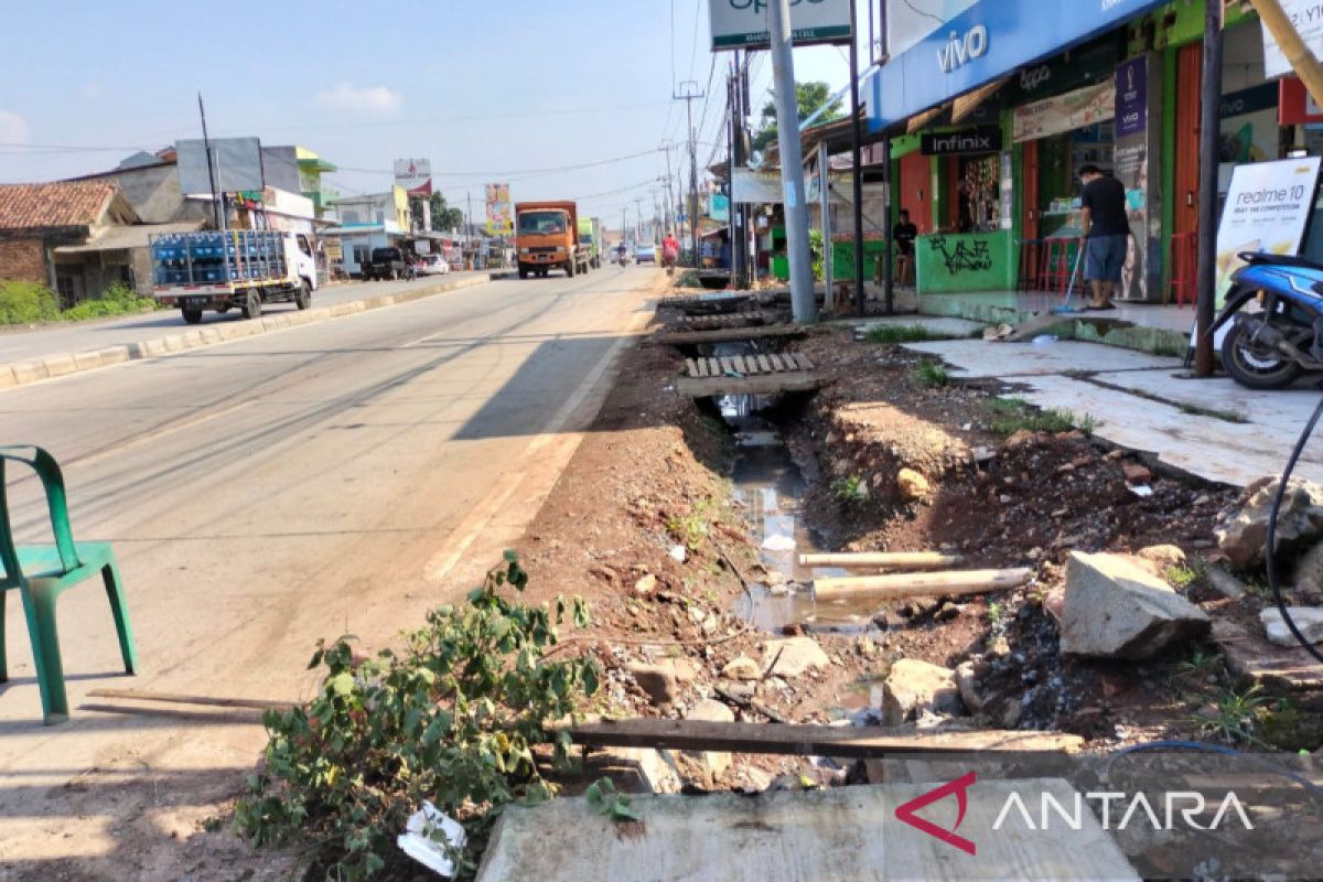 Tokoh masyarakat Bekasi sesalkan pembangunan Jalan Cikarang-Cibarusah asal jadi
