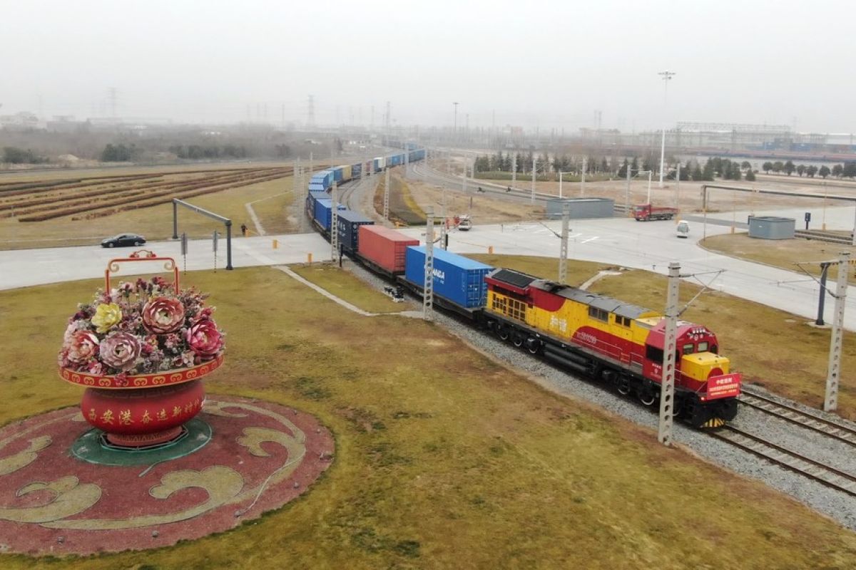 Kereta kargo China-Eropa pertama angkut kebutuhan Imlek tiba di Xi'an