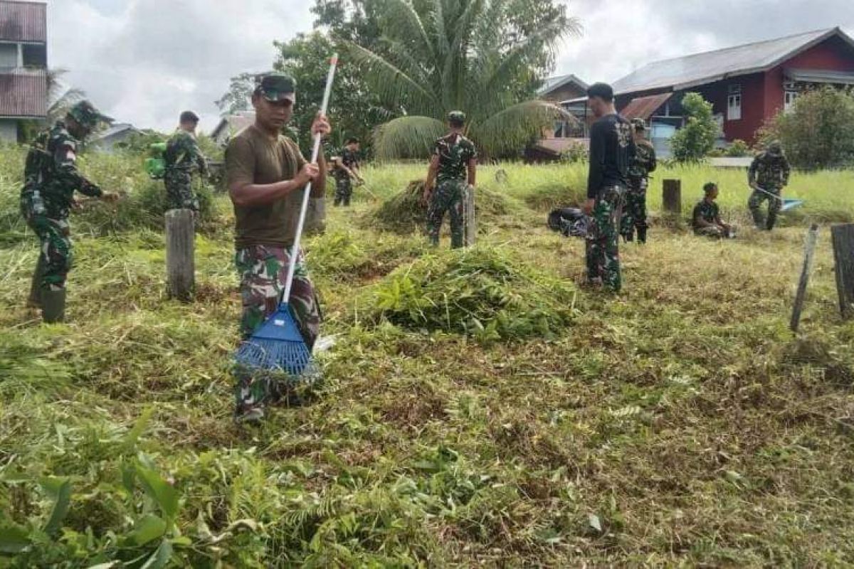 TNI bersama warga gotong royong bersihkan pemakaman Tionghoa