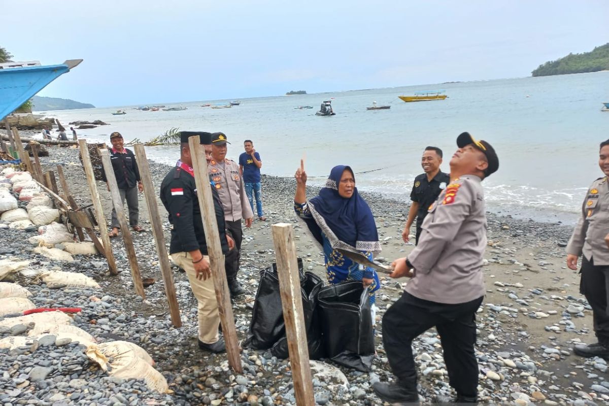 Polres Gorontalo Utara beri perhatian bagi warga terdampak abrasi