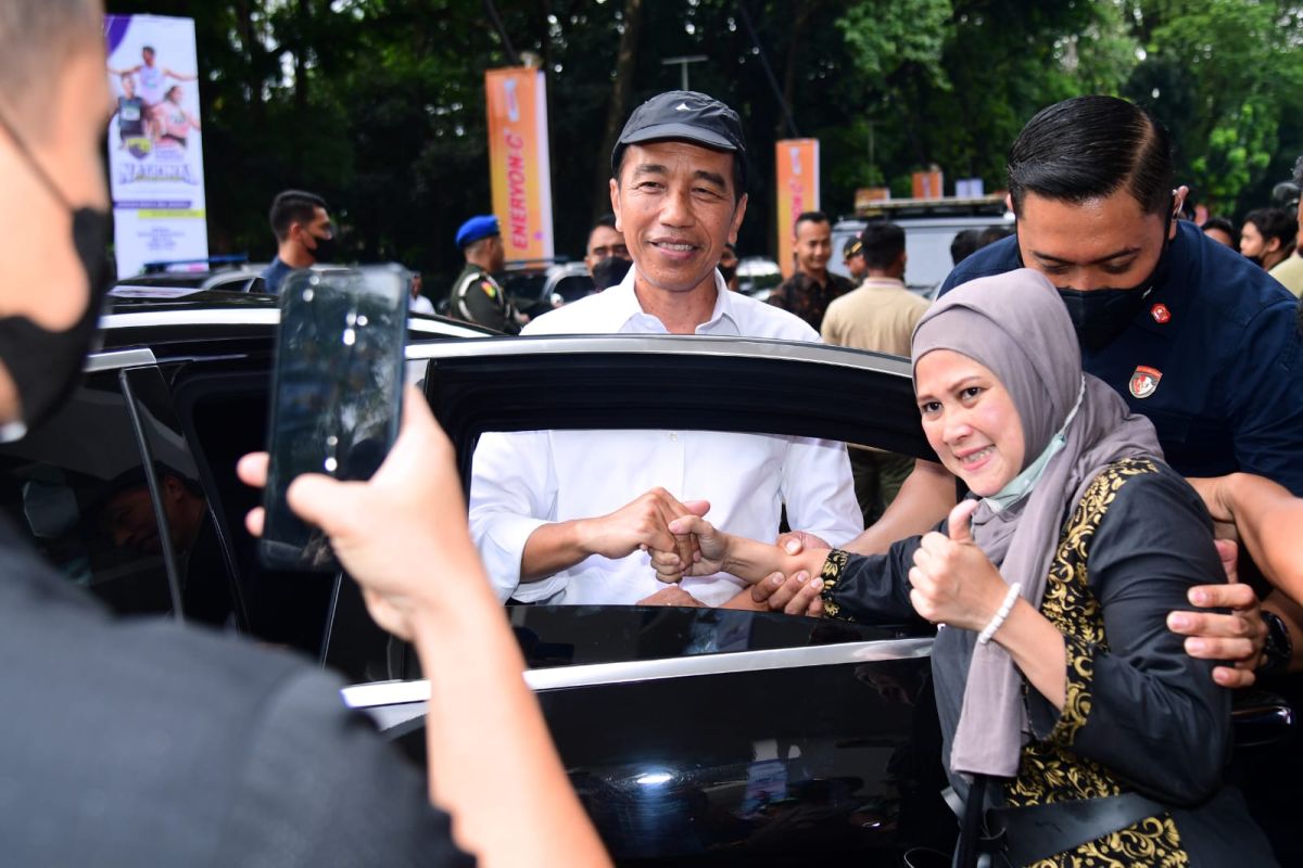 Presiden Jokowi coba keripik tempe kualitas ekspor dari pelaku UMKM
