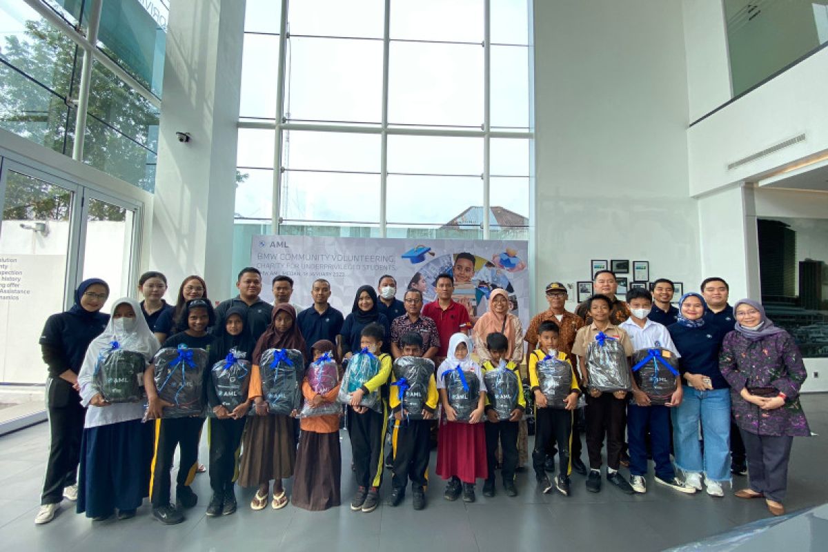 BMW AML-Dompet Dhuafa Waspada bagikan paket "school kit" untuk anak sekolah