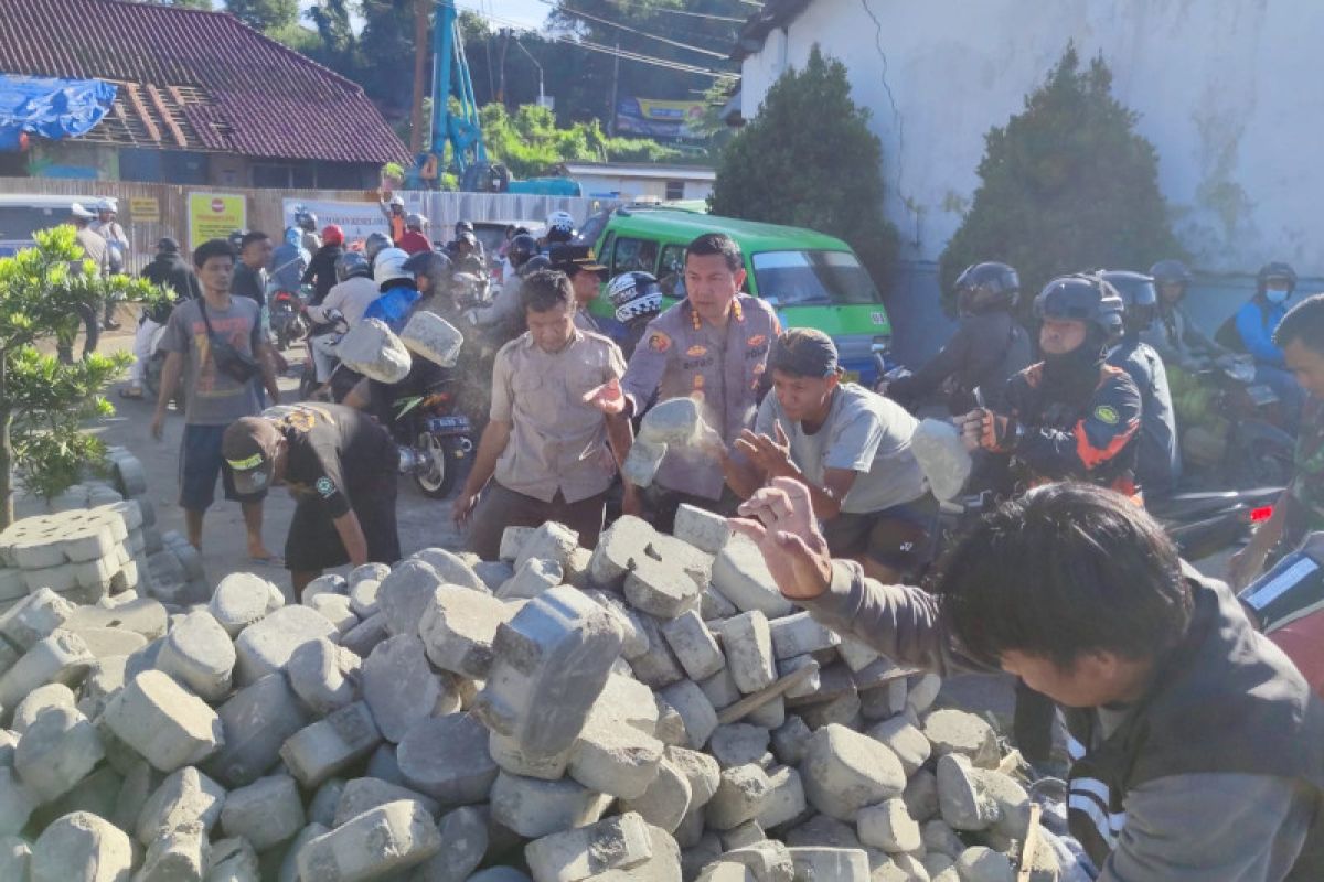 Rem blong, truk pengangkut paving blok terguling di rel Batutulis Bogor