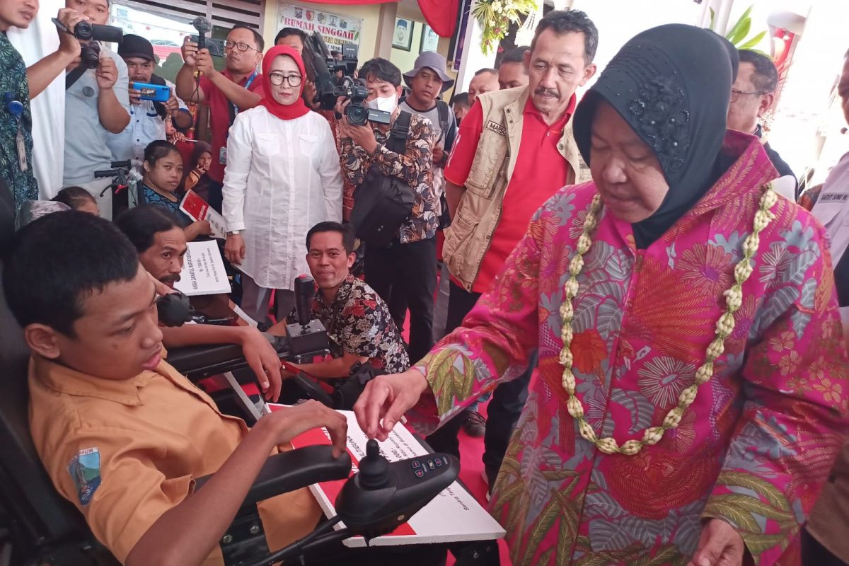 Minister hands ATENSI for people with disabilities in Tulungagung
