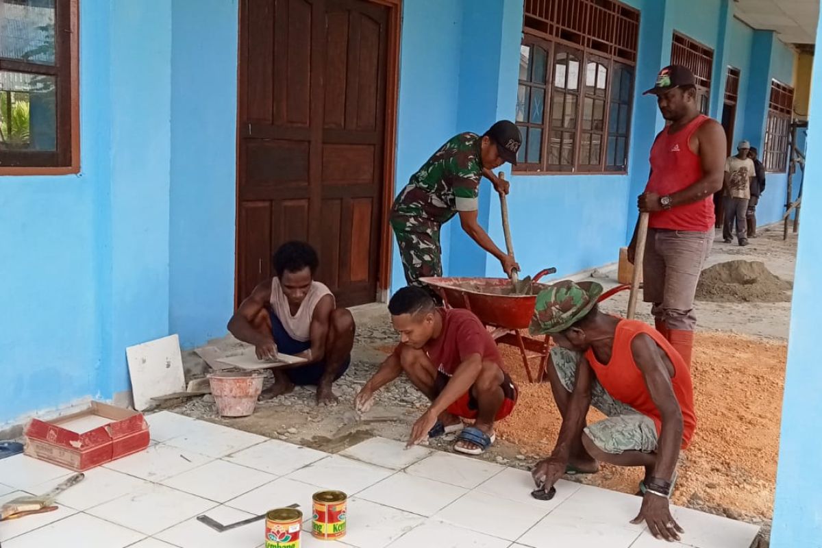 Koramil Supiori Selatan bantu pemasangan keramik teras sekolah