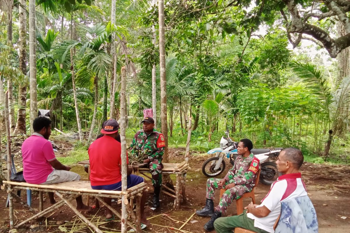 Koramil Biak Utara laksanakan komsos bersama warga Kampung Mambesak