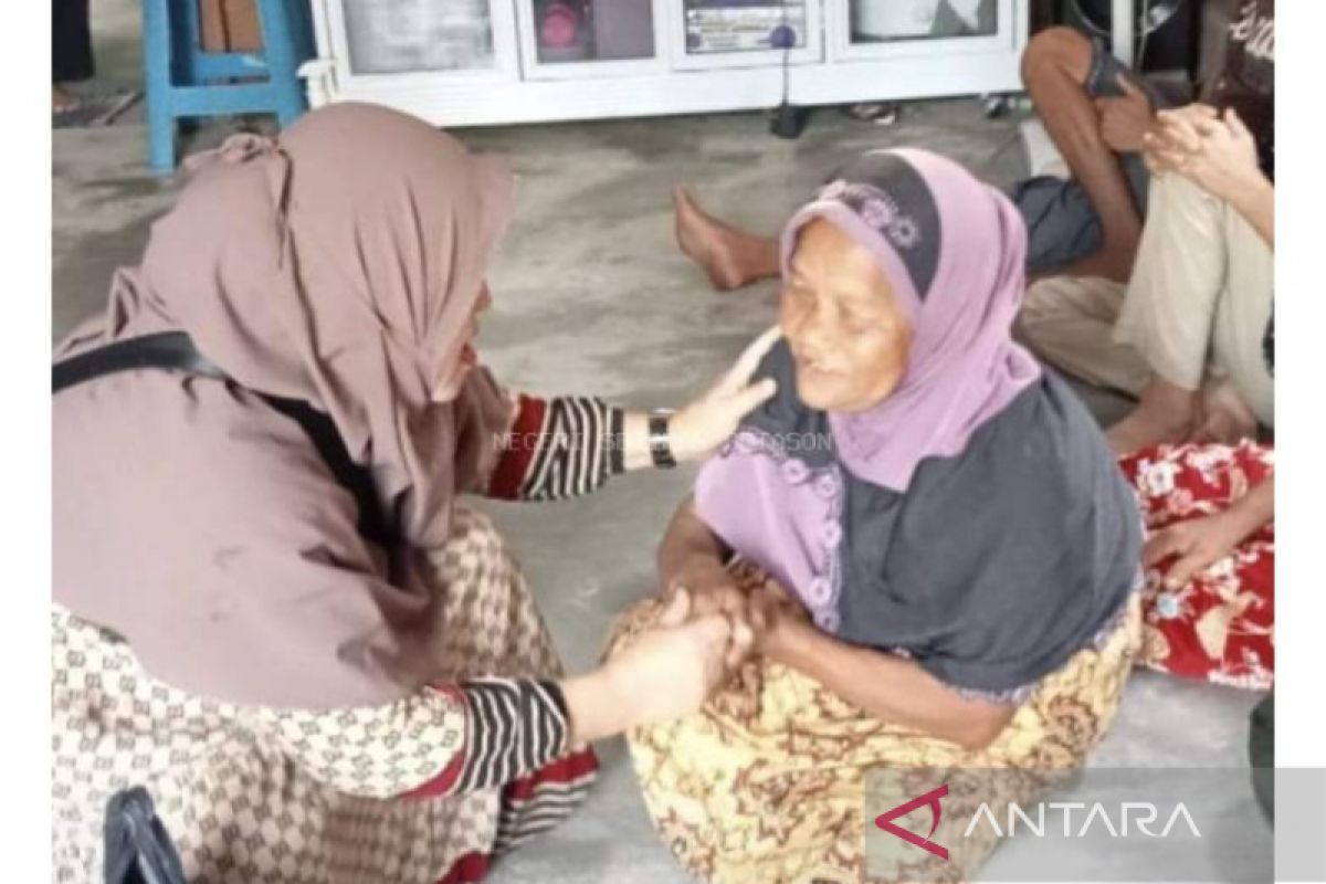 TP PKK Bangka Barat berbagi kasih kepada nenek korban kebakaran