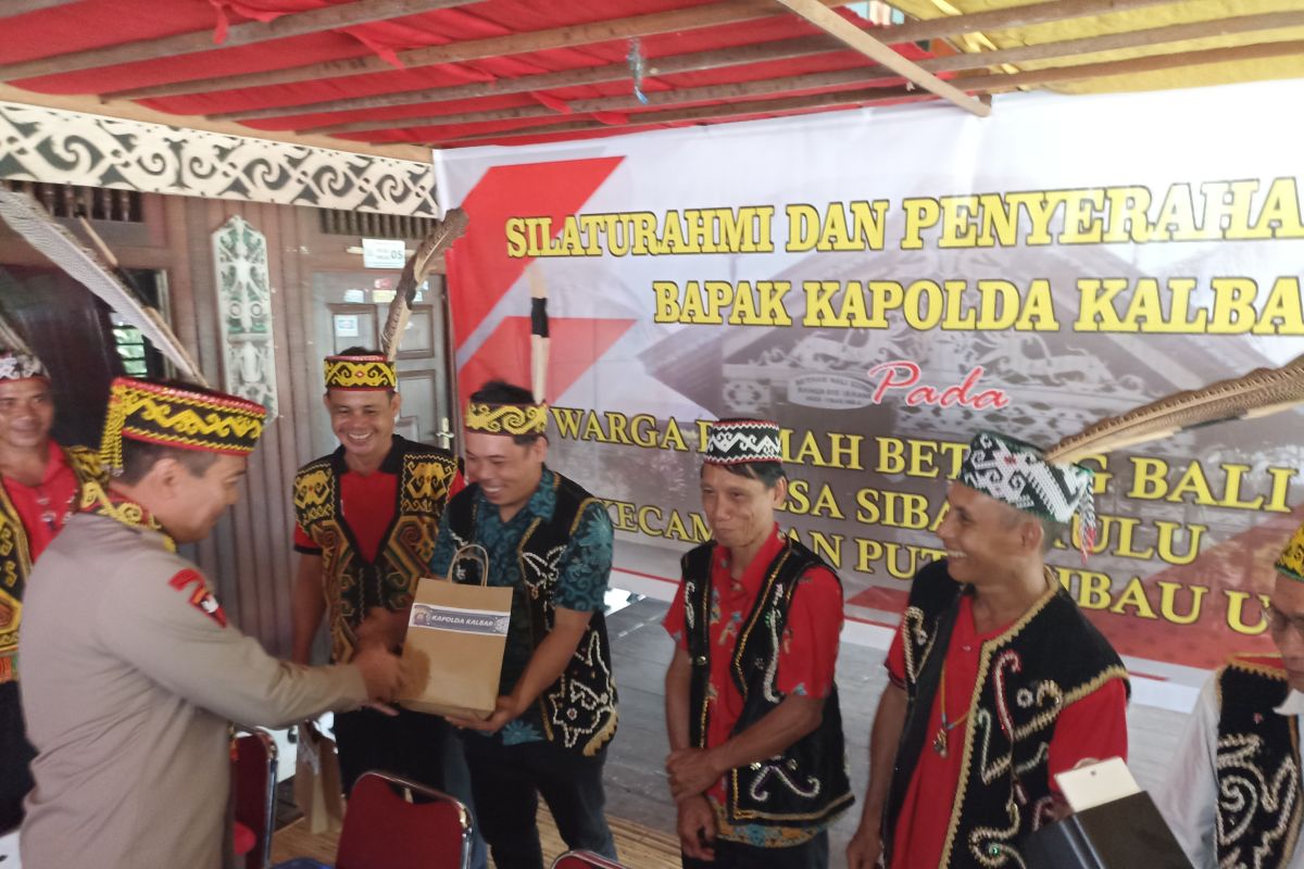 Kapolda Kalbar berikan sembako untuk warga Rumah Betang Bali Gundi