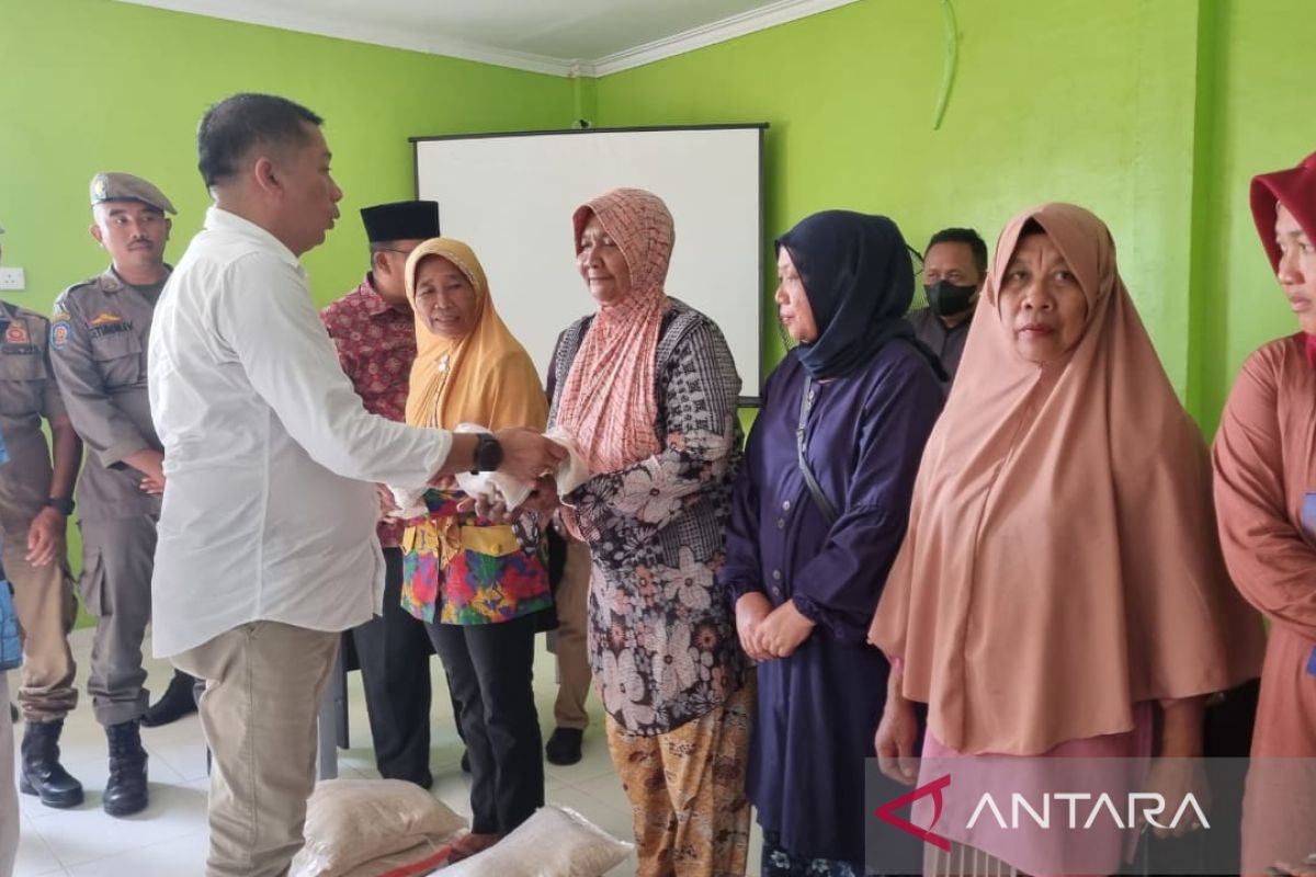 Pemkab Meranti salurkan beras untuk warga terdampak banjir di Tebingtinggi Barat