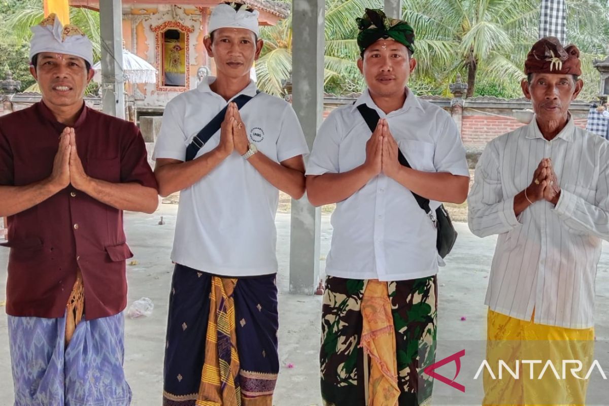 Umat Hindu di Belitung persembahyangan Hari Raya Kuningan